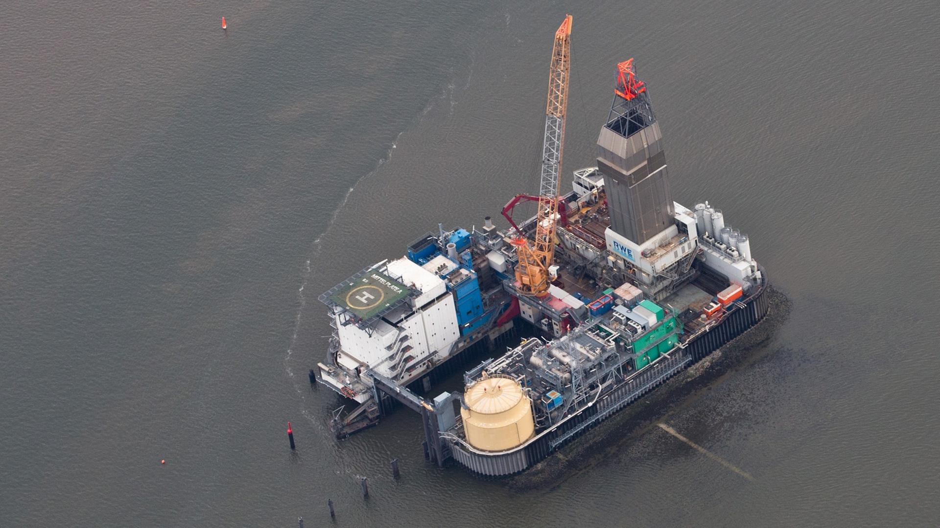 Die Bohr- und Förderinsel Mittelplate in der Nordsee vor der Küste bei Büsum (Schleswig-Holstein), aufgenommen am 21.05.2014. Die Bohr- und Förderinsel Mittelplate in der Nordsee vor der Küste bei Büsum (Schleswig-Holstein), aufgenommen am 21.05.2014.