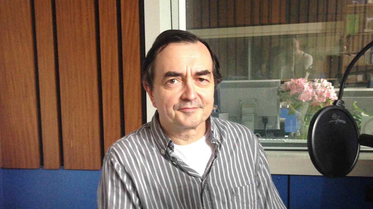 Der Pianist Pierre-Laurent Aimard sitzt in einem Studio von Deutschlandfunk Kultur. Der Pianist Pierre-Laurent Aimard sitzt in einem Studio von Deutschlandfunk Kultur.