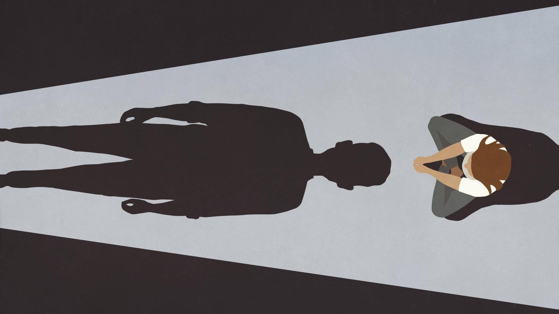 Eine Frau sitzt vor dem langen Schatten eines Mannes Eine Frau sitzt vor dem langen Schatten eines Mannes