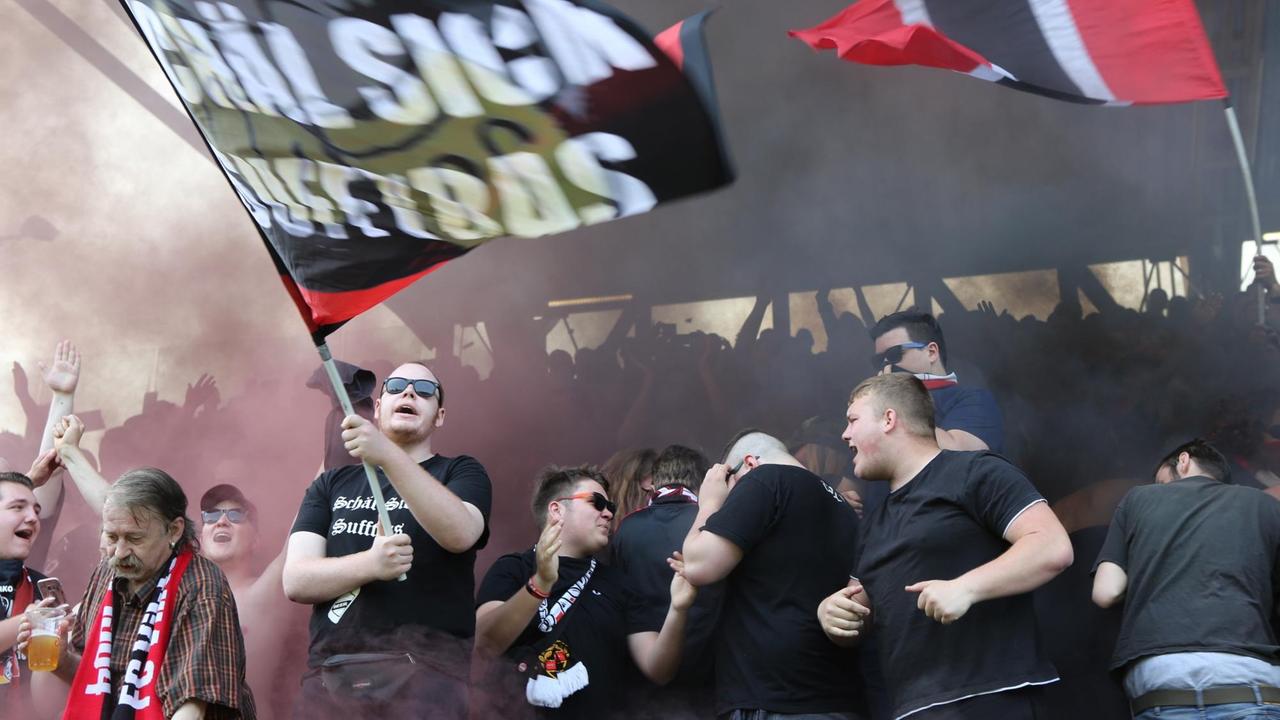 Fans von Viktoria Köln feiern auf den Rängen. Fans von Viktoria Köln feiern auf den Rängen.