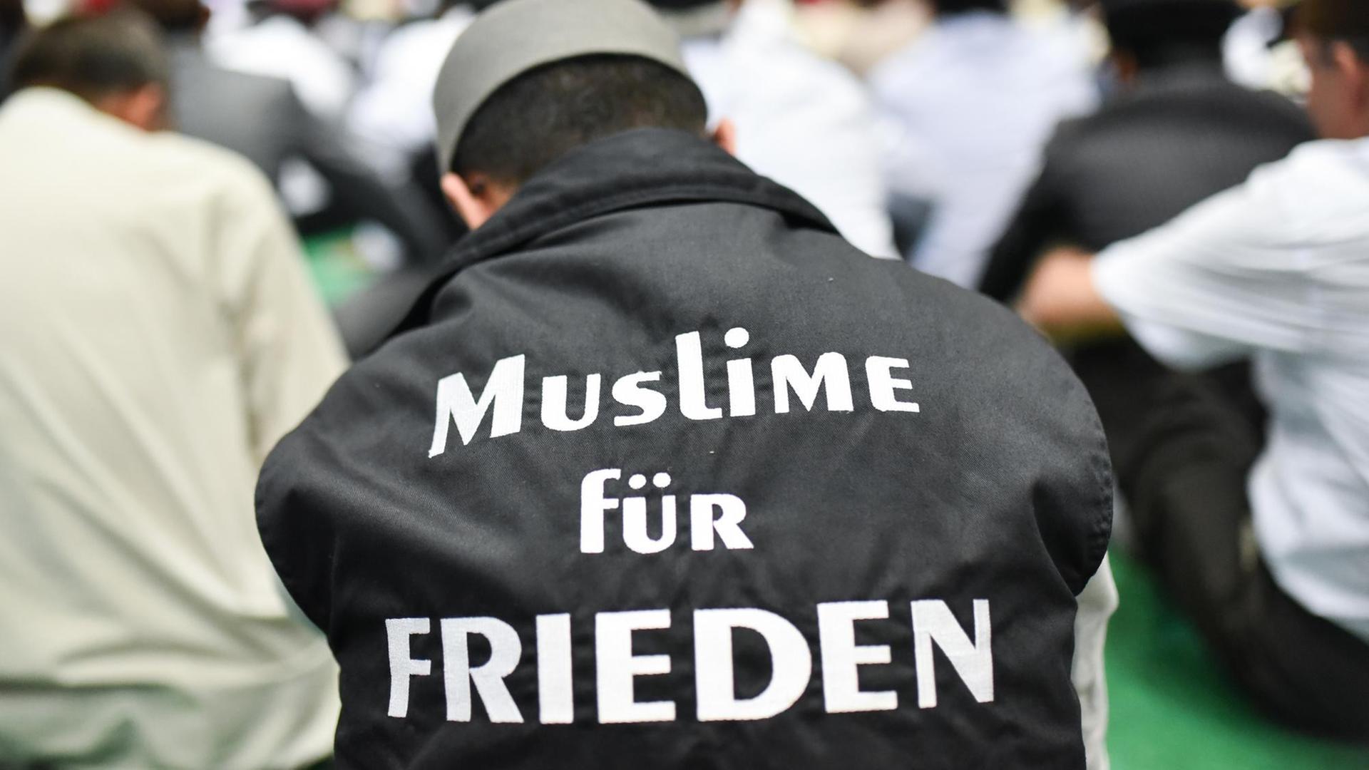 Ein Mitglied der islamischen Religionsgemeinschaft Ahmadiyya Muslim Jamaat (AMJ) tr Ein Mitglied der islamischen Religionsgemeinschaft Ahmadiyya Muslim Jamaat (AMJ) tr