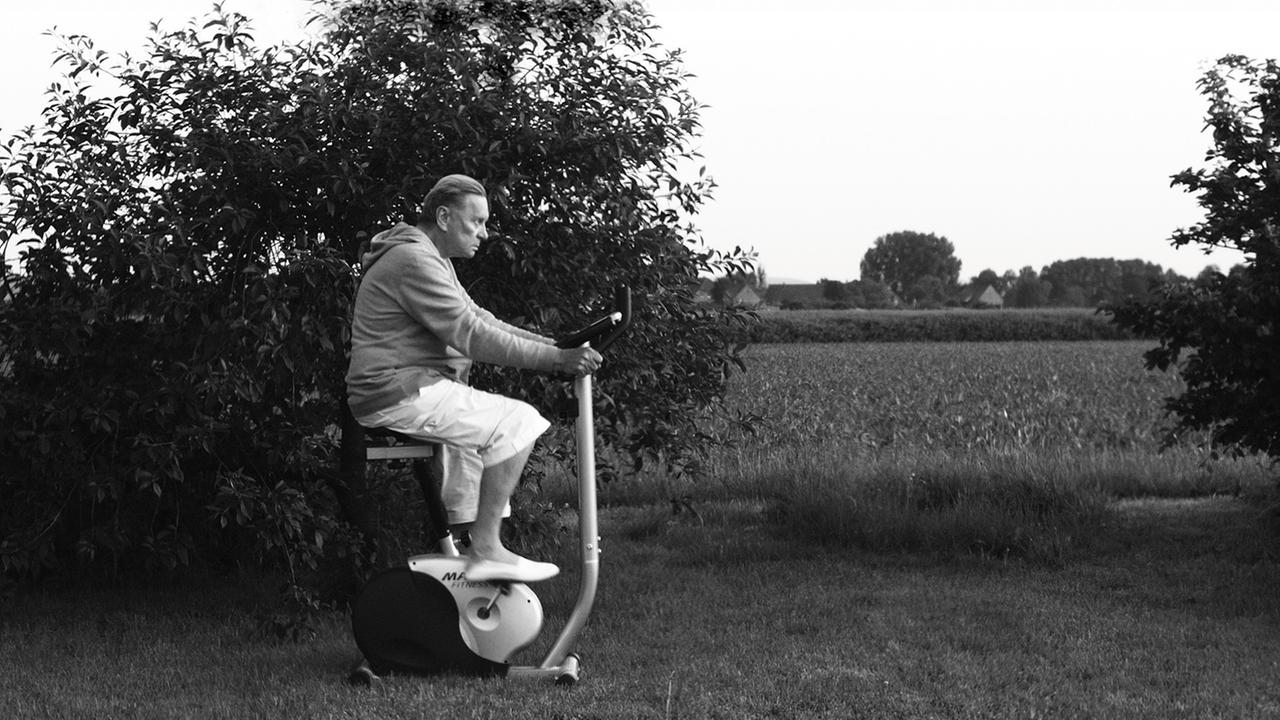 Helmut Berger auf einem Trimm-Dich-Fahrrad im Garten. Helmut Berger auf einem Trimm-Dich-Fahrrad im Garten.