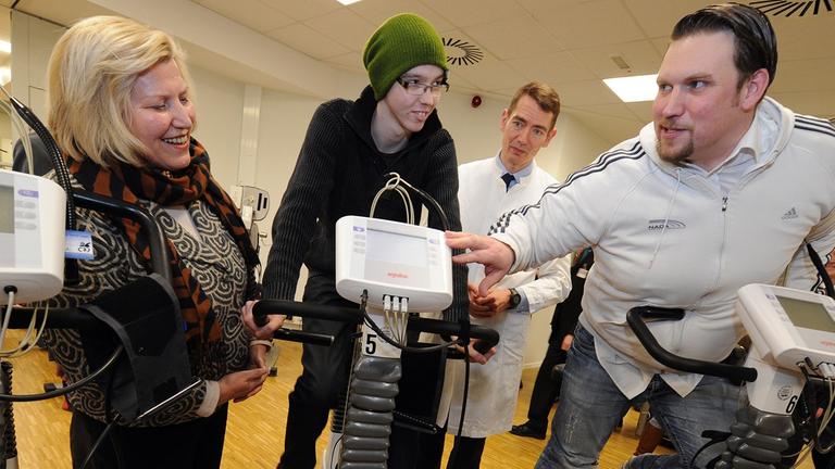 Der an Krebs erkrankte Fabian (m.) fährt auf einem Fahrradergometer in der Medizinischen Hochschule Hannover. Der an Krebs erkrankte Fabian (m.) fährt auf einem Fahrradergometer in der Medizinischen Hochschule Hannover.