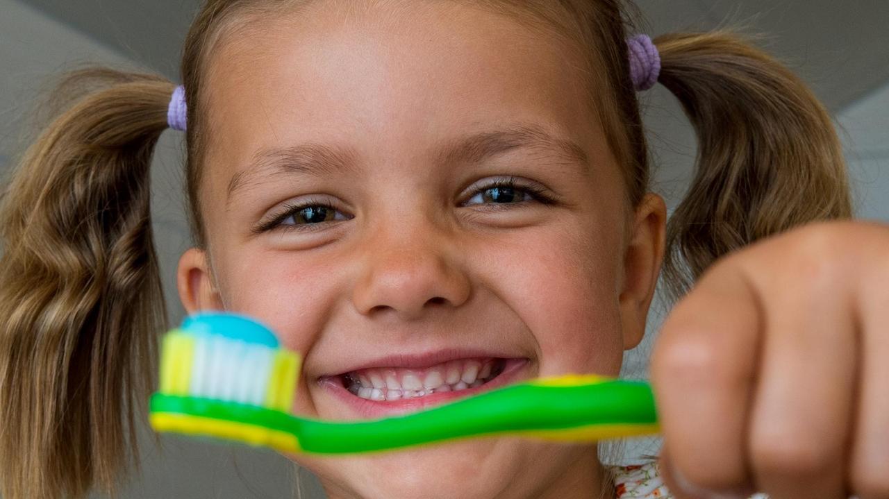 Das fünfjährige Mädchen Mia beim Zähneputzen, fotografiert am 19.08.2015 in Sieversdorf (Brandenburg). Das fünfjährige Mädchen Mia beim Zähneputzen, fotografiert am 19.08.2015 in Sieversdorf (Brandenburg).