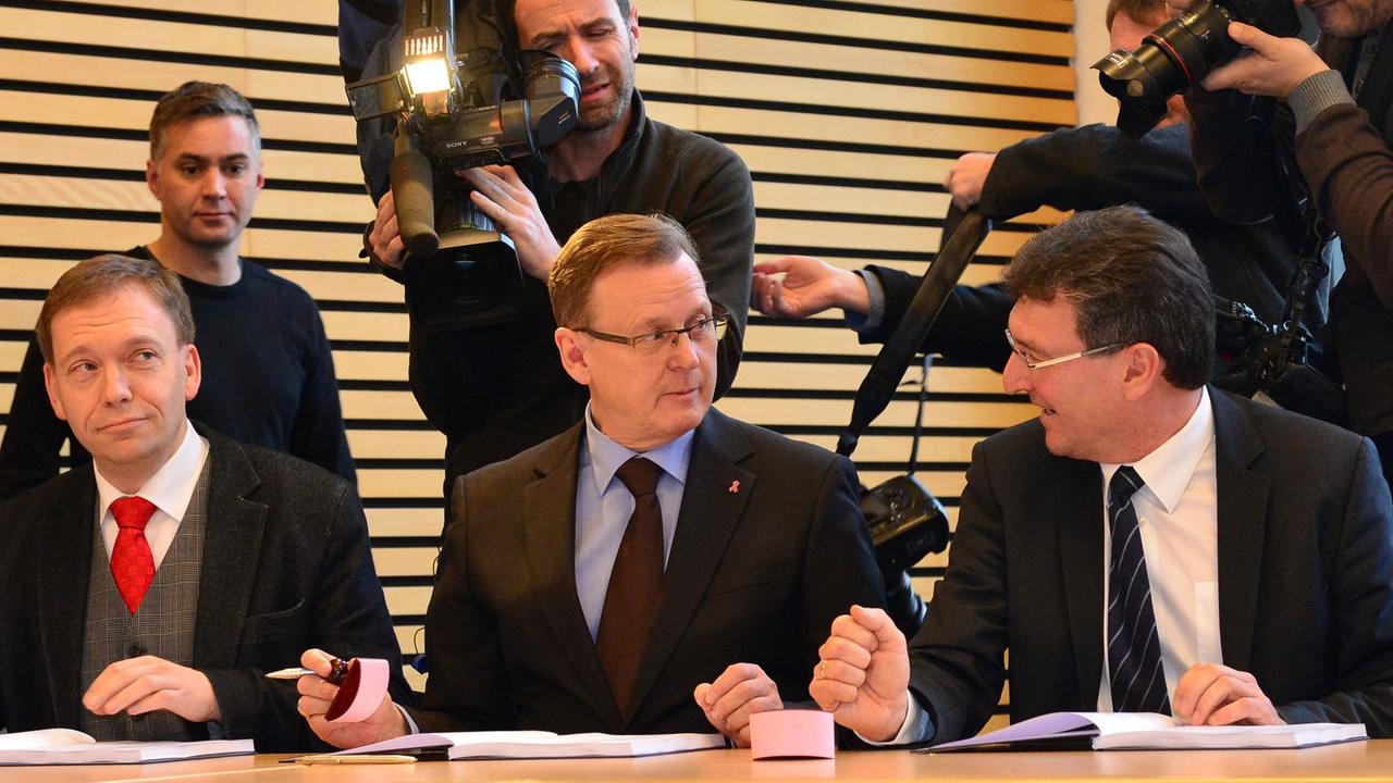 Matthias Hey (l-r, SPD), Bodo Ramelow (Die Linke) und Dieter Lauinger (Bündnis 90/Die Grünen) unterzeichnen am 04.12.2014 in Erfurt (Thüringen) den Koalitionsvertrag. Matthias Hey (l-r, SPD), Bodo Ramelow (Die Linke) und Dieter Lauinger (Bündnis 90/Die Grünen) unterzeichnen am 04.12.2014 in Erfurt (Thüringen) den Koalitionsvertrag.