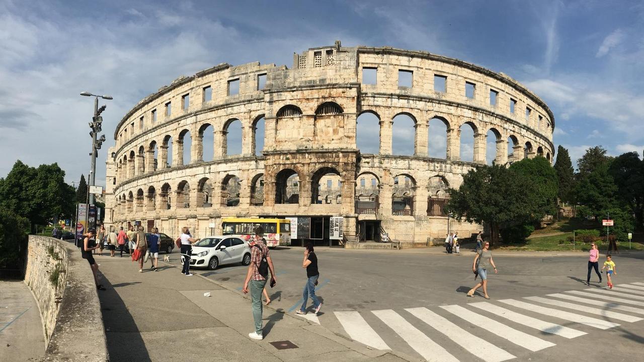 Das römische Amphitheater in Pula ist die Touristenattraktion der kroatischen Küstenstadt Das römische Amphitheater in Pula ist die Touristenattraktion der kroatischen Küstenstadt