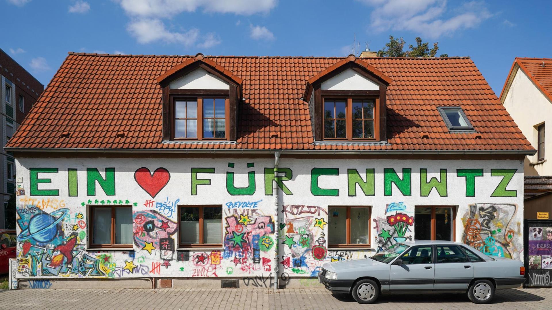 Leipziger Stadtteil Connewitz: Der Schriftzug 'Ein Herz für Connewitz' steht an einem Haus, 2020. Leipziger Stadtteil Connewitz: Der Schriftzug 'Ein Herz für Connewitz' steht an einem Haus, 2020.
