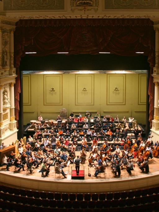 Die Dresdner Sinfoniker proben im Bühnenraum der Semper-Oper