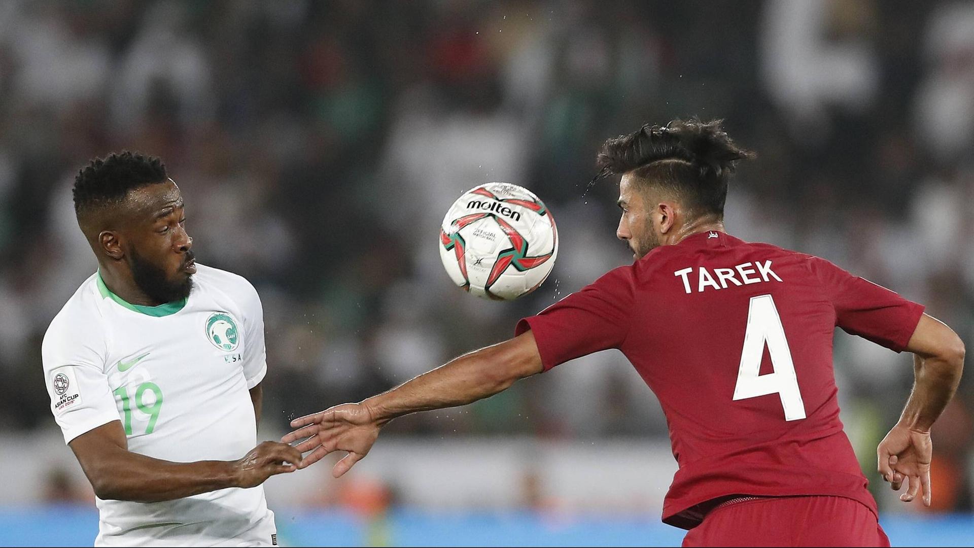 Fahad Almuwallad (Saudi-Arabien) und Tarek Salman (Katar) beim Spiel ihrer Nationalmannschaften beim Asien Cup in Abu Dhabi Fahad Almuwallad (Saudi-Arabien) und Tarek Salman (Katar) beim Spiel ihrer Nationalmannschaften beim Asien Cup in Abu Dhabi