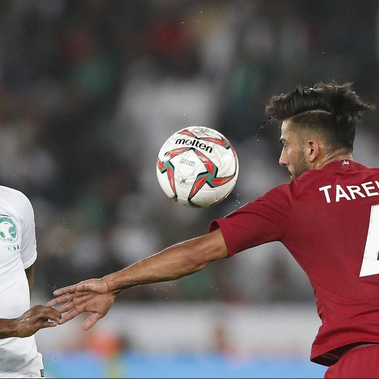 Fahad Almuwallad (Saudi-Arabien) und Tarek Salman (Katar) beim Spiel ihrer Nationalmannschaften beim Asien Cup in Abu Dhabi