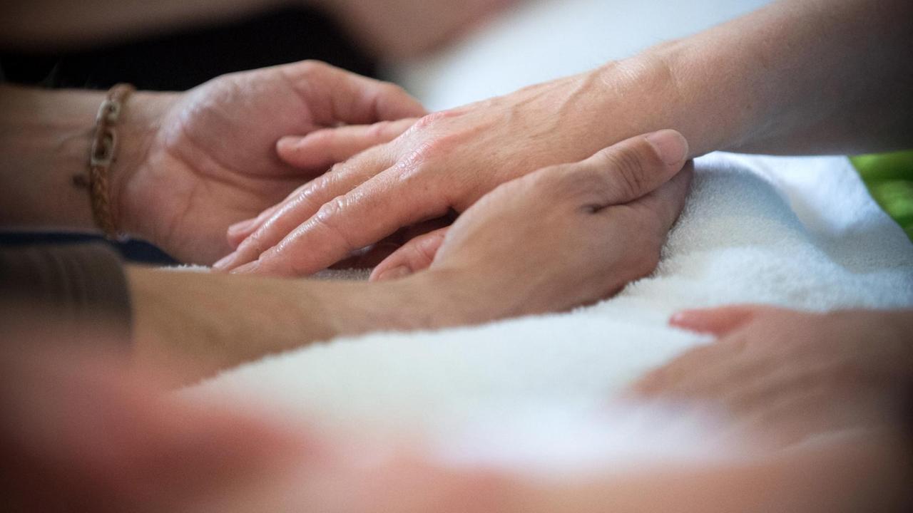 Intensives Berühren und Streicheln der Hände eines alten Menschen. Intensives Berühren und Streicheln der Hände eines alten Menschen.