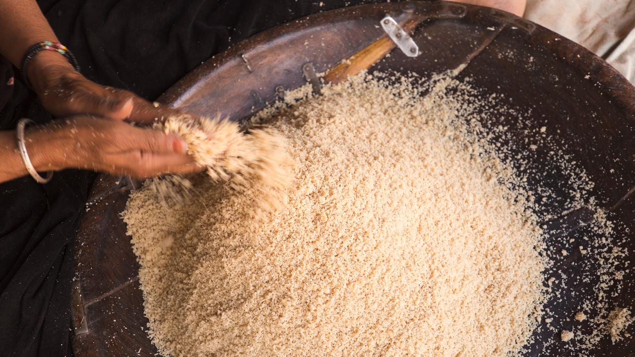 Bildunterschrift: Die Autorin kocht in ihrer Marseiller Küche Couscous. Zu sehen: Frauenhände bearbeiten Couscous in einem Topf. Bildunterschrift: Die Autorin kocht in ihrer Marseiller Küche Couscous. Zu sehen: Frauenhände bearbeiten Couscous in einem Topf.