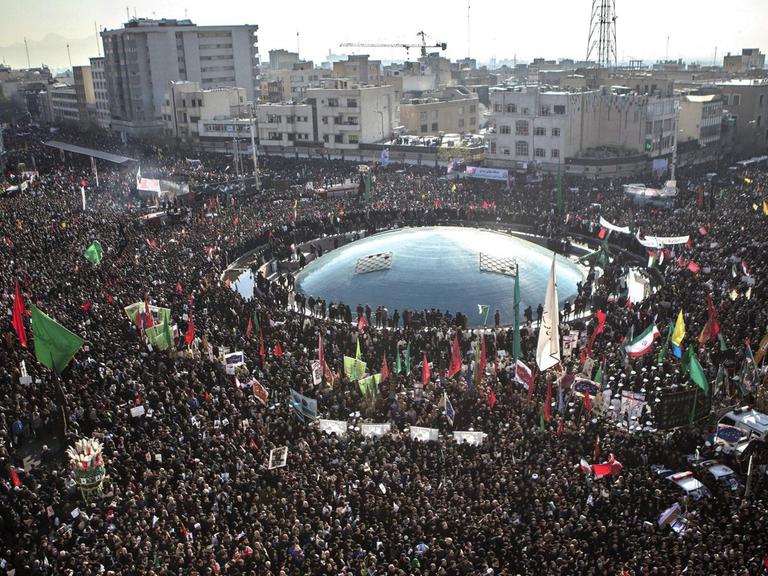 Das Foto zeigt die Trauerkundgebung in Teheran für den von den USA getöteten General Qassem Soleimani.