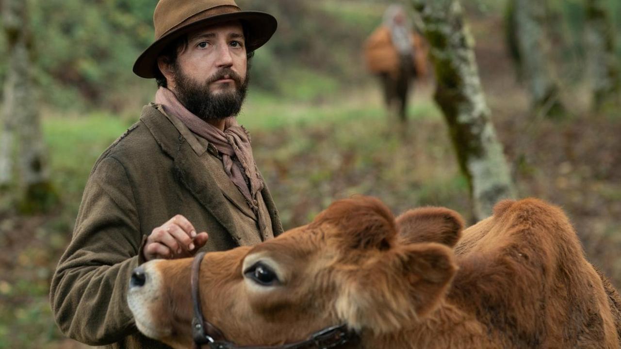 Szenenausschnitt aus dem Berlinale Wettbewerbsfilm "First Cow" der Regisseurin Kelly Reichardt mit Schauspieler John Magaro als "Cookie". Szenenausschnitt aus dem Berlinale Wettbewerbsfilm "First Cow" der Regisseurin Kelly Reichardt mit Schauspieler John Magaro als "Cookie".