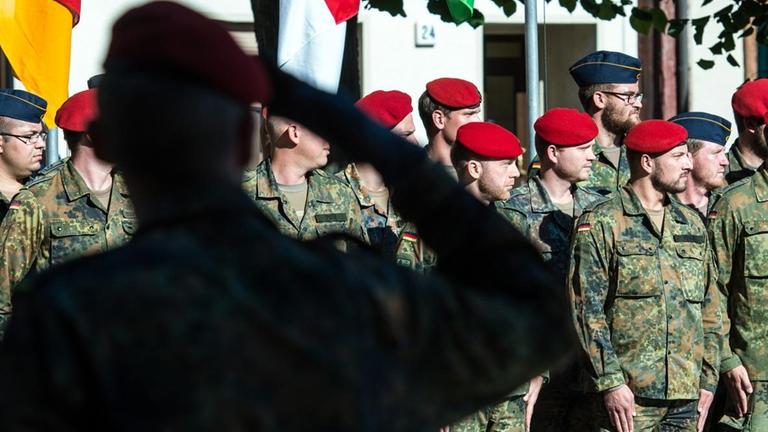 Soldaten der Bundeswehr, die von Auslandseinsätzen zurückgekommen sind, nehmen am 06.09.2016 an einem Rückkehrer-Appell auf dem Marktplatz in Storkow (Brandenburg) teil. Soldaten der Bundeswehr, die von Auslandseinsätzen zurückgekommen sind, nehmen am 06.09.2016 an einem Rückkehrer-Appell auf dem Marktplatz in Storkow (Brandenburg) teil.