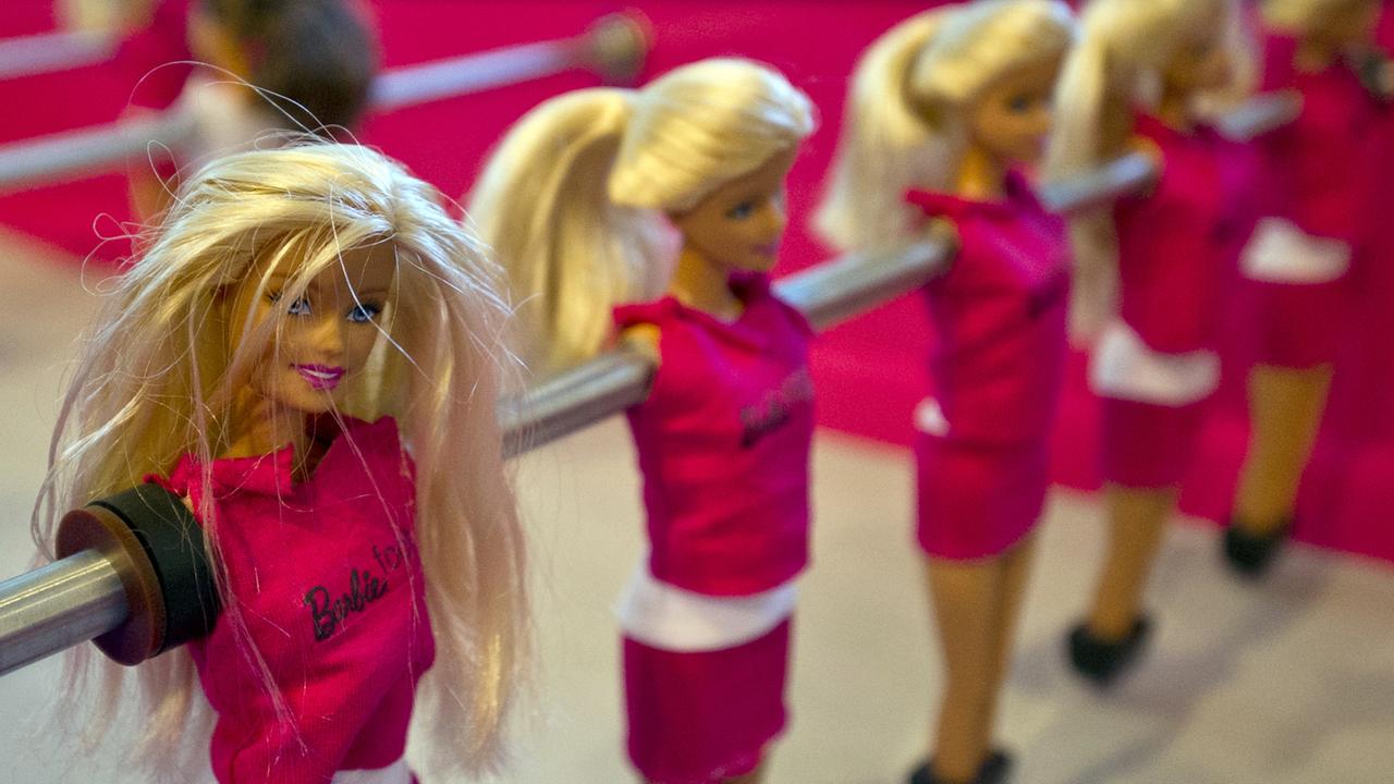 Das Werk "Barbie Foot" der französischen Künstlerin Chloé Ruchon: Barbies als Spielerinnen bei einem Tischkicker. Das Werk "Barbie Foot" der französischen Künstlerin Chloé Ruchon: Barbies als Spielerinnen bei einem Tischkicker.