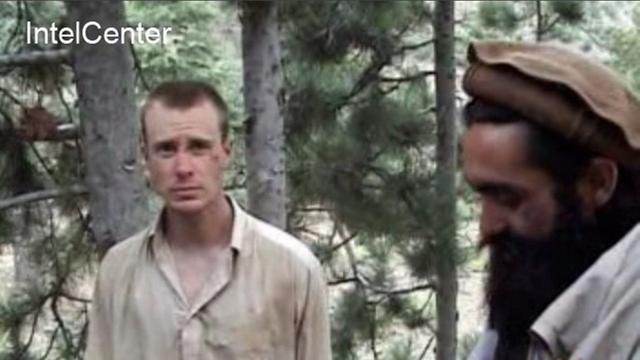 Ein Standbild des IntelCenter vom 7. Dezember 2010 zeigt den 2009 in Afghanistan verschleppten US-Sergeant Bowe Bergdahl (l.) neben dem Taliban-Kommadeur Maulawi Sangin.