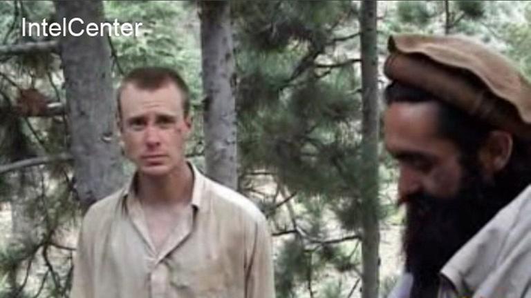 Ein Standbild des IntelCenter vom 7. Dezember 2010 zeigt den 2009 in Afghanistan verschleppten US-Sergeant Bowe Bergdahl (l.) neben dem Taliban-Kommadeur Maulawi Sangin. Ein Standbild des IntelCenter vom 7. Dezember 2010 zeigt den 2009 in Afghanistan verschleppten US-Sergeant Bowe Bergdahl (l.) neben dem Taliban-Kommadeur Maulawi Sangin.