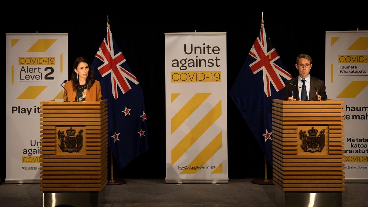 Neuseelands Premierministerin Jacinda Ardern (l.) und der Generaldirektor des Gesundheitsministeriums, Ashley Bloomfield (r.) während einer Pressekonferenz zur Corona-Pandemie am 8.06.2020 im Parlament in Wellington