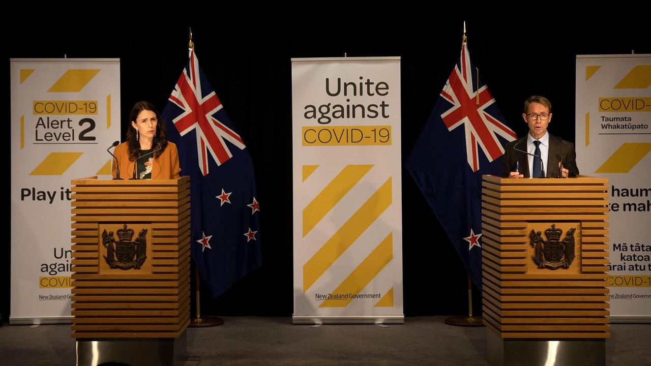 Neuseelands Premierministerin Jacinda Ardern (l.) und der Generaldirektor des Gesundheitsministeriums, Ashley Bloomfield (r.) während einer Pressekonferenz zur Corona-Pandemie am 8.06.2020 im Parlament in Wellington Neuseelands Premierministerin Jacinda Ardern (l.) und der Generaldirektor des Gesundheitsministeriums, Ashley Bloomfield (r.) während einer Pressekonferenz zur Corona-Pandemie am 8.06.2020 im Parlament in Wellington