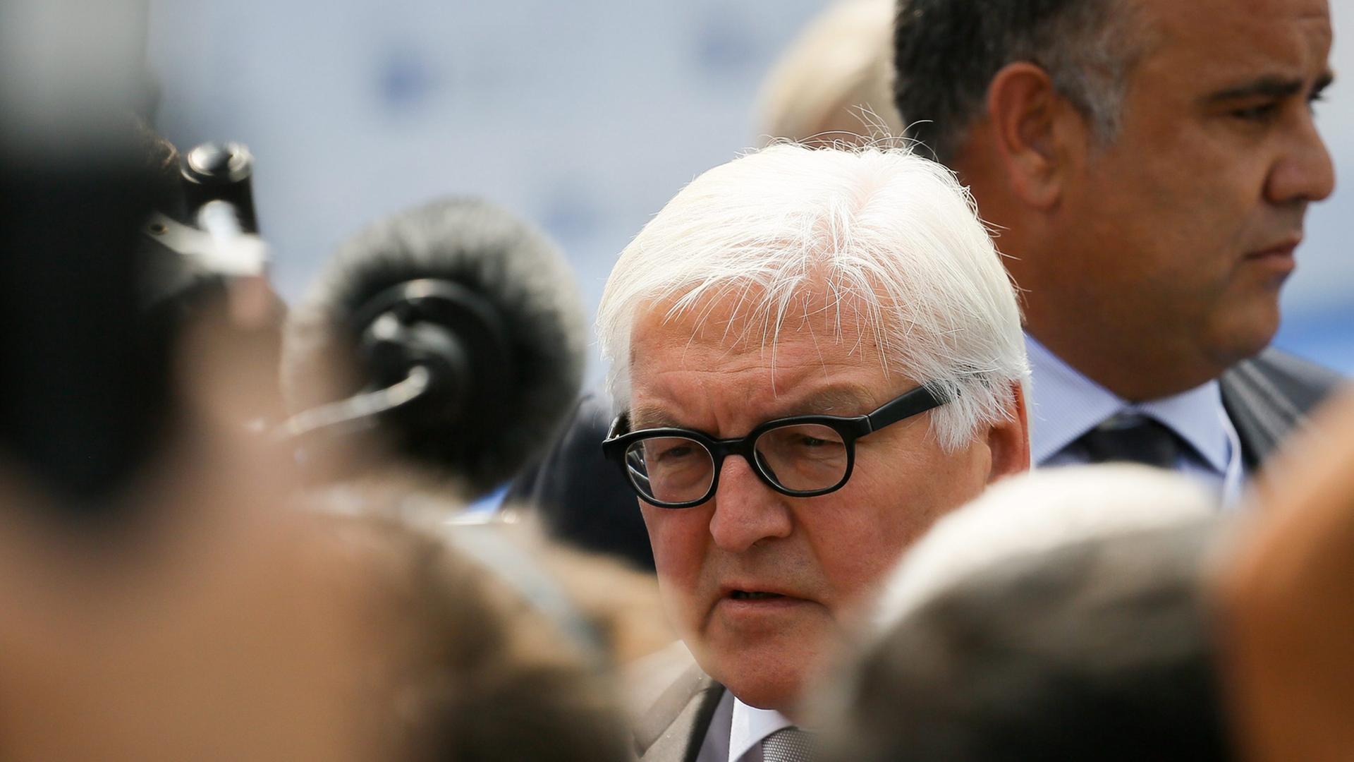 Bundesaußenminister Frank-Walter Steinmeier beim informellen Gespräch mit seinen EU-Amtskollegen in Mailand Bundesaußenminister Frank-Walter Steinmeier beim informellen Gespräch mit seinen EU-Amtskollegen in Mailand