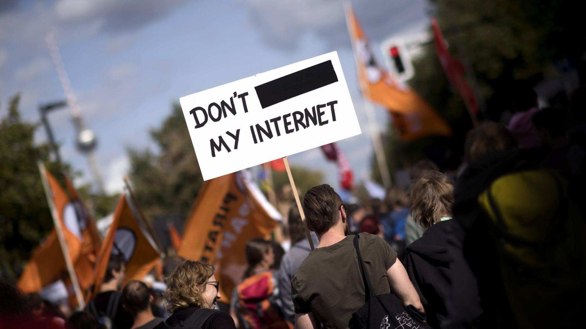 Demo "Save the Internet" in Berlin: Auf einem Schild steht "Don't the Internet" und zwischen dem "don't" und dem "the" ist ein schwarzer Balken zu sehen Demo "Save the Internet" in Berlin: Auf einem Schild steht "Don't the Internet" und zwischen dem "don't" und dem "the" ist ein schwarzer Balken zu sehen