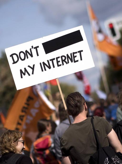 Demo "Save the Internet" in Berlin: Auf einem Schild steht "Don't the Internet" und zwischen dem "don't" und dem "the" ist ein schwarzer Balken zu sehen