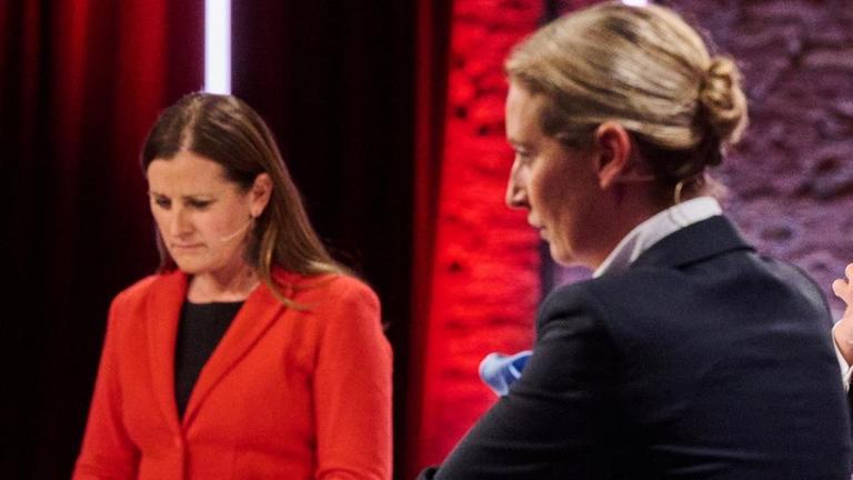 Janine Wissler (l-r), Linke-Parteivorsitzende, Alice Weidel, AfD-Fraktionsvorsitzende, Christian Lindner, FDP-Parteivorsitzender, und Alexander Dobrindt, CSU-Landesgruppenchef, stehen kurz vor der Live-Sendung "Der Vierkampf nach dem TV-Triell" (ARD) in den Bolle Festsälen. Janine Wissler (l-r), Linke-Parteivorsitzende, Alice Weidel, AfD-Fraktionsvorsitzende, Christian Lindner, FDP-Parteivorsitzender, und Alexander Dobrindt, CSU-Landesgruppenchef, stehen kurz vor der Live-Sendung "Der Vierkampf nach dem TV-Triell" (ARD) in den Bolle Festsälen.