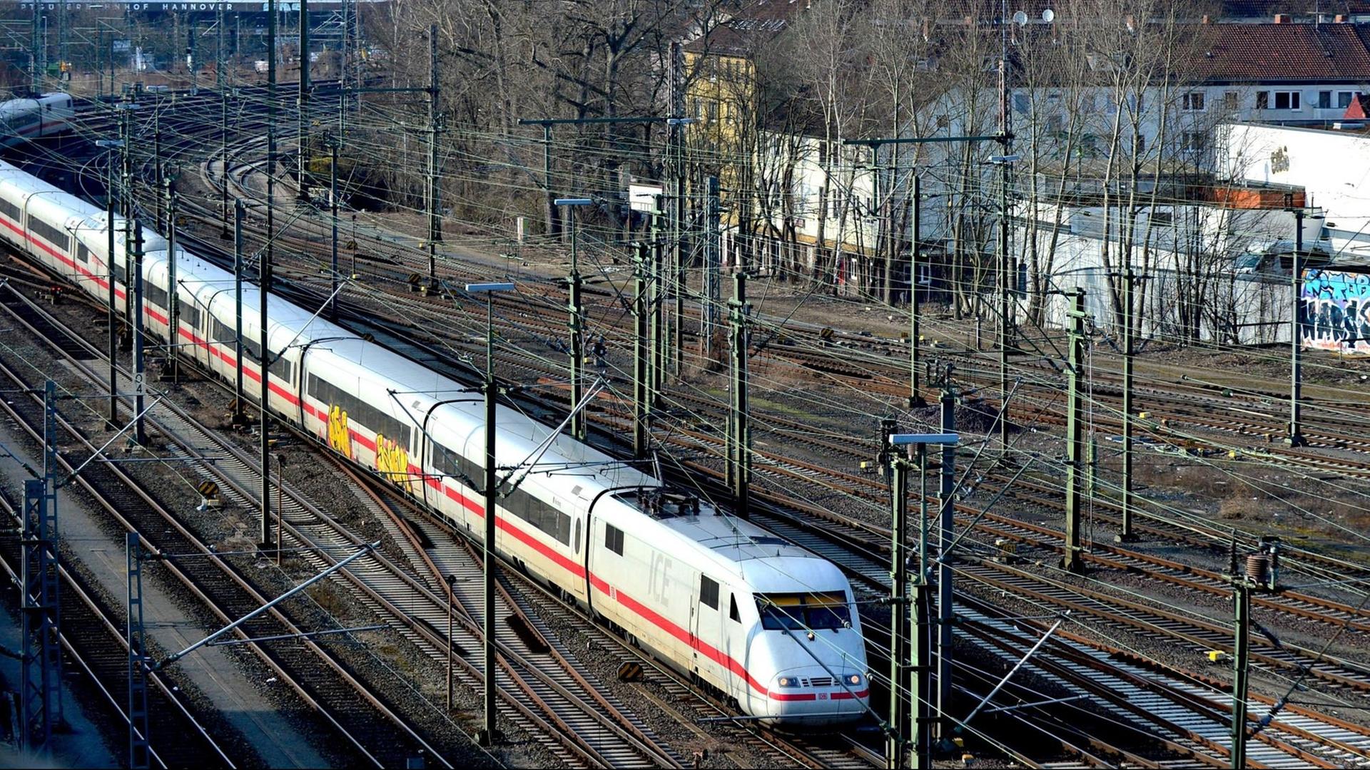 Ein ICE fährt am 25.03.2018 in den Hauptbahnhof von Hannover (Niedersachsen) ein. Ein ICE fährt am 25.03.2018 in den Hauptbahnhof von Hannover (Niedersachsen) ein.