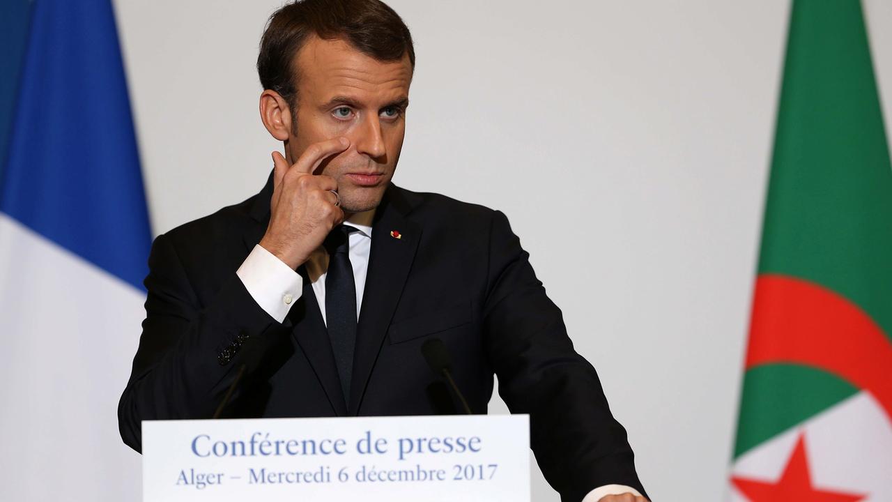 Emmanuel Macron bei einer Pressekonferenz bei seinem Besuch in Algier im Dezember 2017 Emmanuel Macron bei einer Pressekonferenz bei seinem Besuch in Algier im Dezember 2017