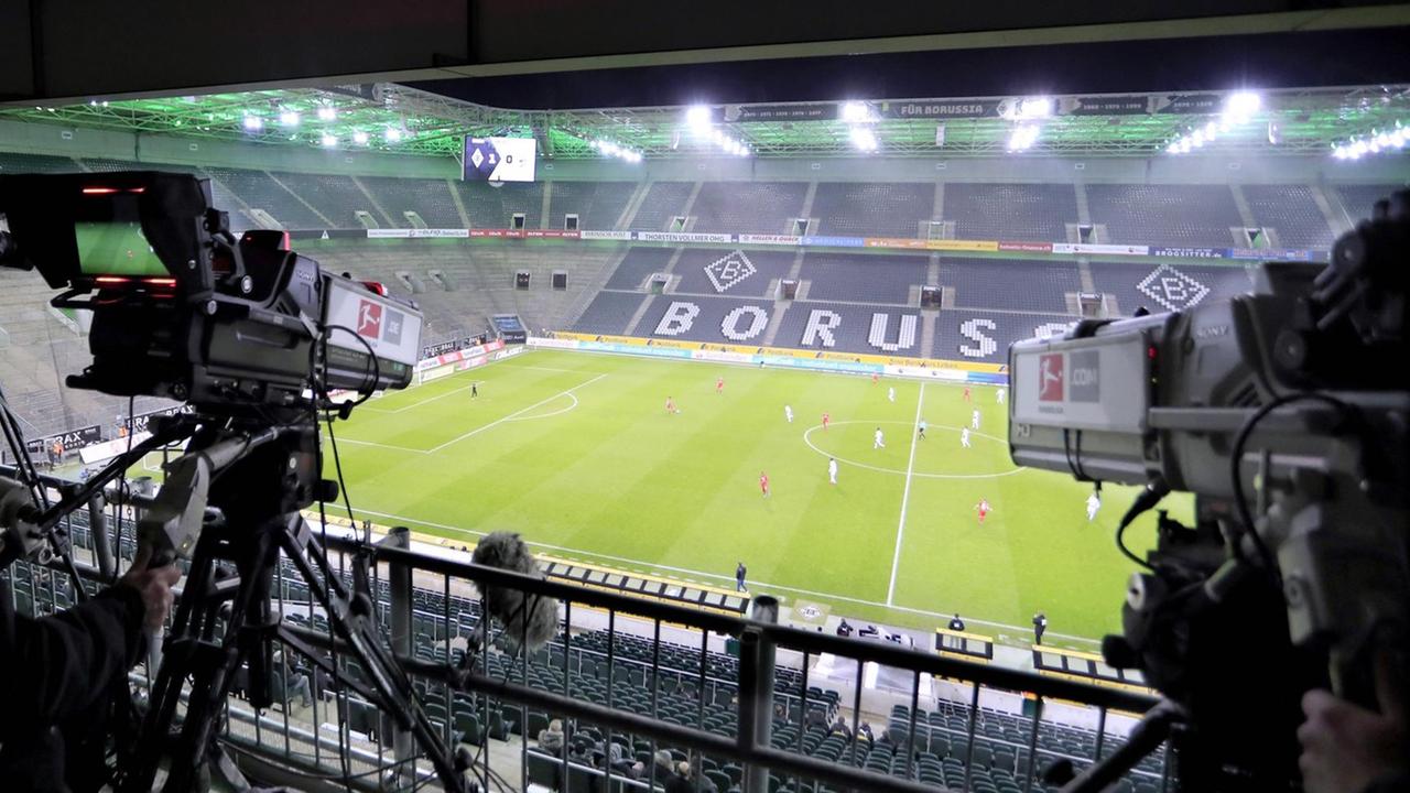 Fernseh-Kameras übertragen ein Spiel ohne Zuschauer. Fernseh-Kameras übertragen ein Spiel ohne Zuschauer.