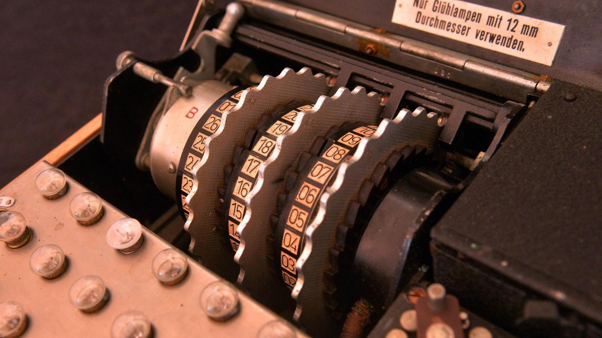 Eine seltene Drei-Rotor-Enigma, die während des Zweiten Weltkrieges von Deutschland genutzt wurde, um Nachrichten zu verwchlüsseln. Diese Enigma wurde am 30.Mai 2019 bei einer Auktion angeboten. Die drei Rotorscheiben sind zu sehen, ebenso eine Tastatur.