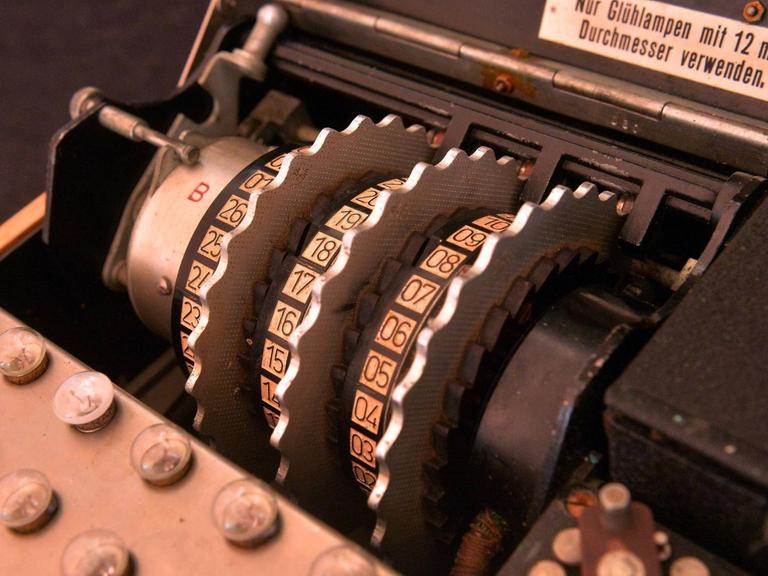 Eine seltene Drei-Rotor-Enigma, die während des Zweiten Weltkrieges von Deutschland genutzt wurde, um Nachrichten zu verwchlüsseln. Diese Enigma wurde am 30.Mai 2019 bei einer Auktion angeboten. Die drei Rotorscheiben sind zu sehen, ebenso eine Tastatur.