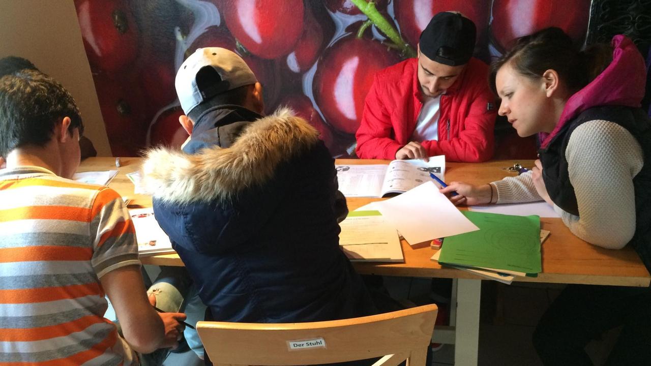 Minderjährige Flüchtlinge im Deutsch-Kurs. Minderjährige Flüchtlinge im Deutsch-Kurs.