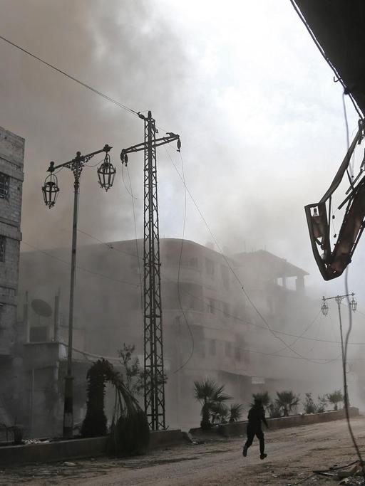 Rauch und Staub steigen auf, nachdem die Stadt Hamouria in der syrischen Rebellenregion Ost-Ghuta offenbar von einem Luftangriff getroffen wurde.