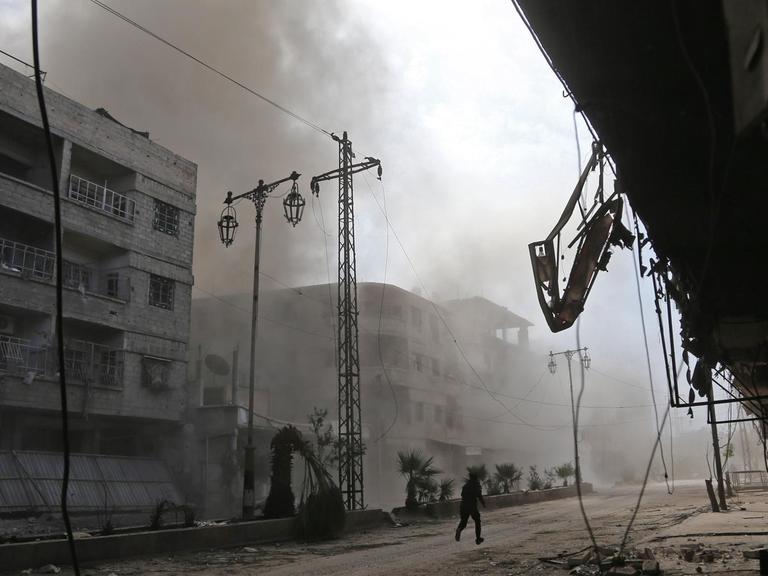 Rauch und Staub steigen auf, nachdem die Stadt Hamouria in der syrischen Rebellenregion Ost-Ghuta offenbar von einem Luftangriff getroffen wurde.