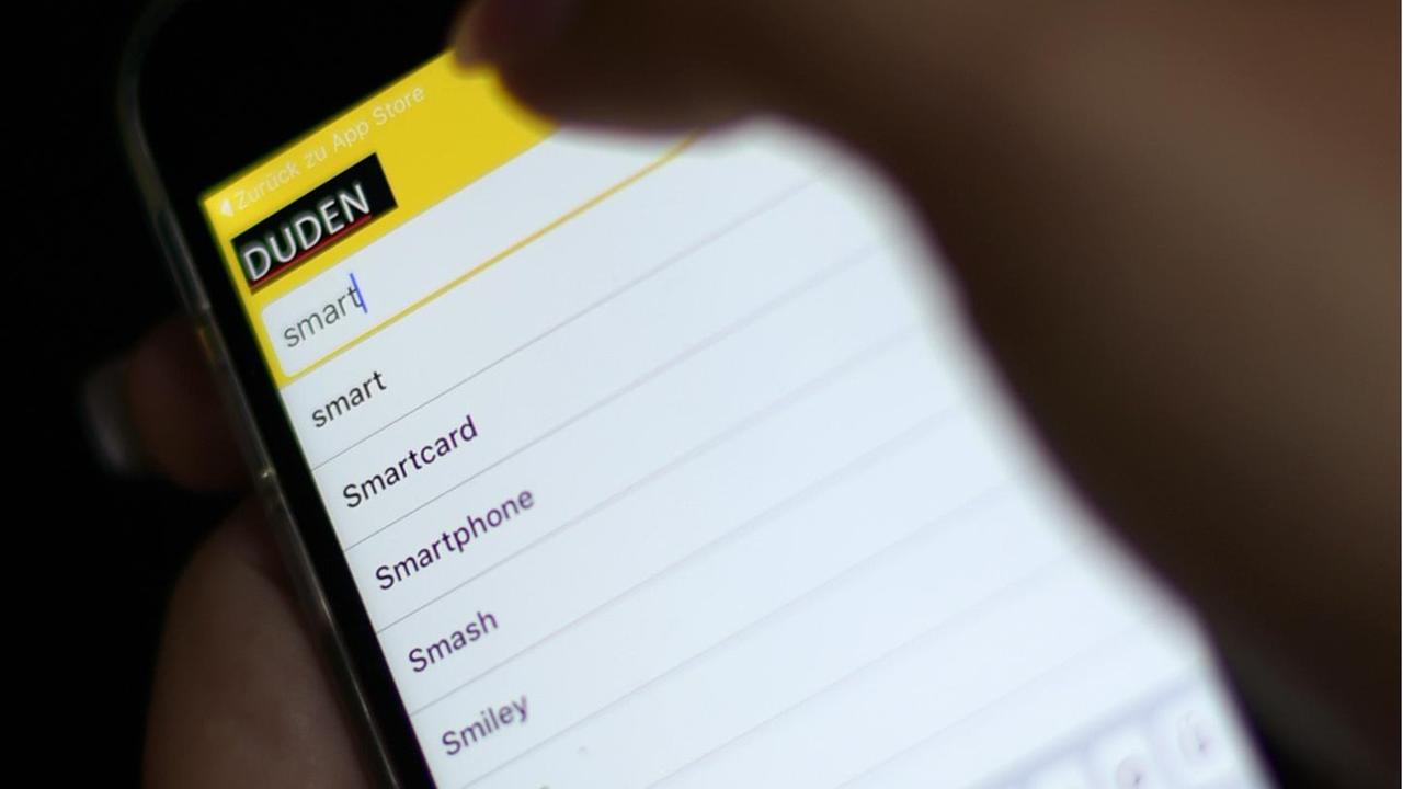 Auf dem Display eines Smartphones werden die Duden-Einträge "Smart" und "Smartphone" angezeigt. Auf dem Display eines Smartphones werden die Duden-Einträge "Smart" und "Smartphone" angezeigt.