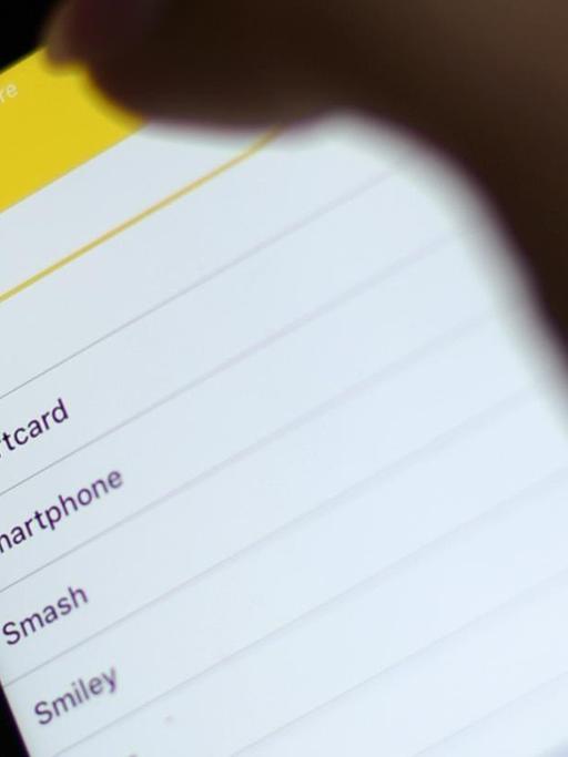 Auf dem Display eines Smartphones werden die Duden-Einträge "Smart" und "Smartphone" angezeigt.