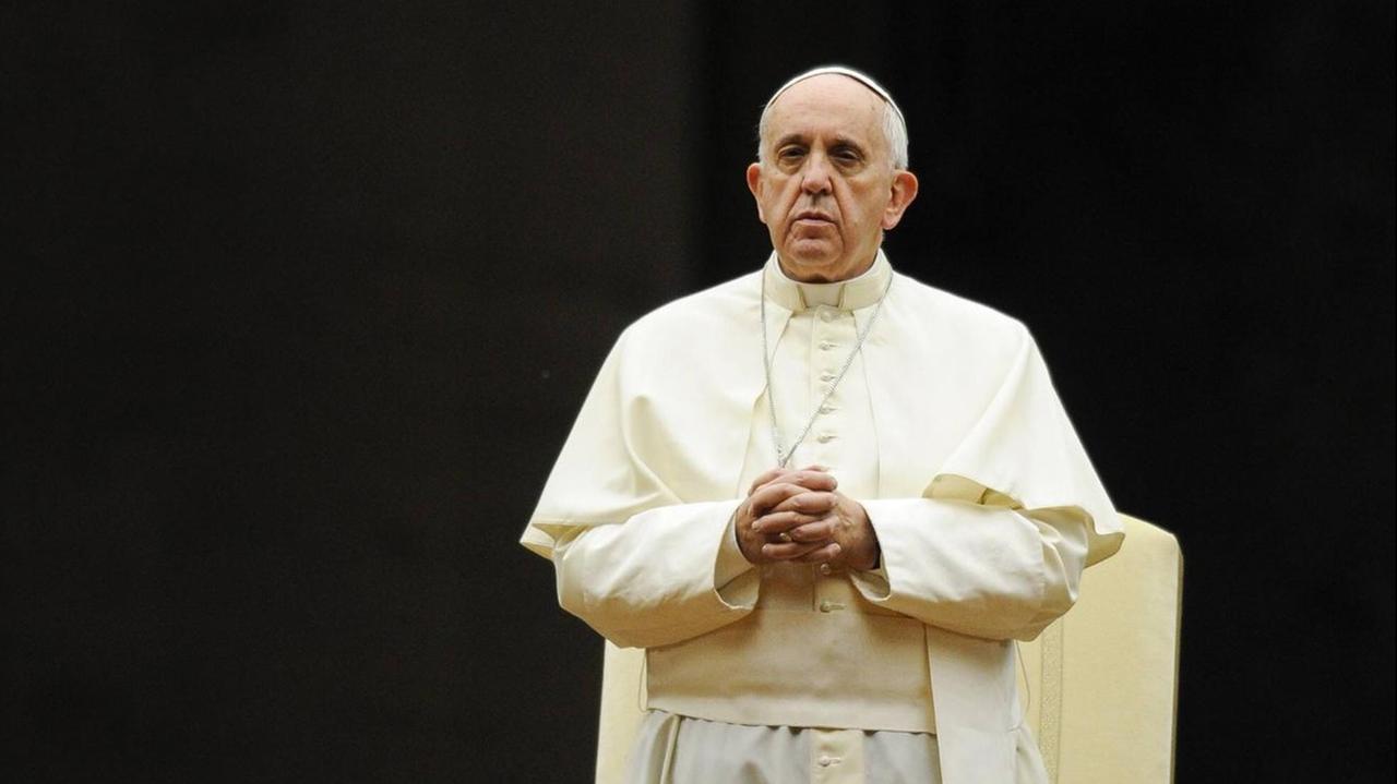 Papst Franziskus bereitet sich anlässlich der Gebetswache auf die Bischofssynode zur Familie auf dem Petersplatz in der Vatikanstadt am 4. Oktober 2014 vor. Papst Franziskus bereitet sich anlässlich der Gebetswache auf die Bischofssynode zur Familie auf dem Petersplatz in der Vatikanstadt am 4. Oktober 2014 vor.
