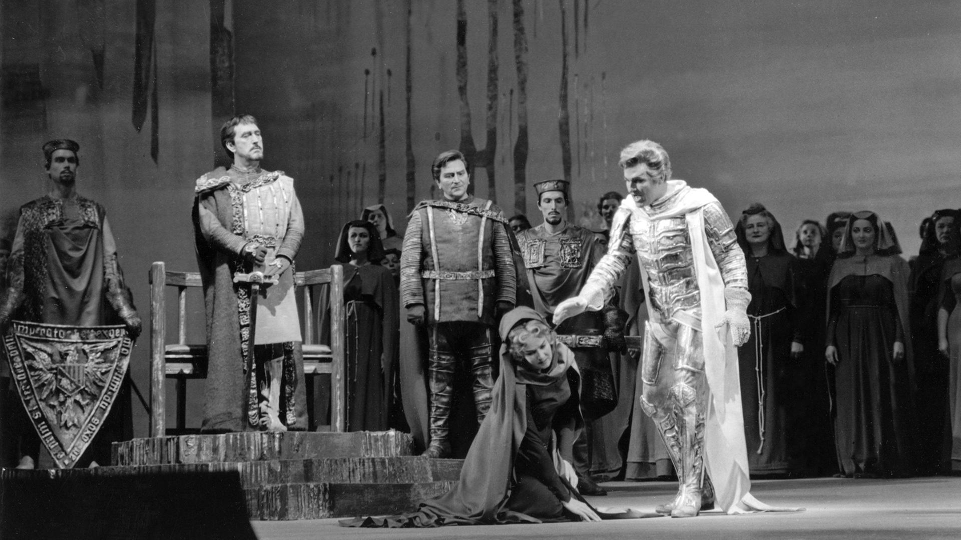 L-r: Szene aus dem ersten Akt der romatischen Oper "Lohengrin" von Richard Wagner mit den deutschen Bass Gottlob Frick als König, dem Bariton Josef Metternich als Heerufer, der norwegischen Sopranistin Ingrid Bjoner als Elsa von Brabant und dem amerikanischen Tenor Jess Thomas als Lohengrin, aufgenommen am 16.07.1964 während einer Probe anlässlich der Münchner Festspiele. L-r: Szene aus dem ersten Akt der romatischen Oper "Lohengrin" von Richard Wagner mit den deutschen Bass Gottlob Frick als König, dem Bariton Josef Metternich als Heerufer, der norwegischen Sopranistin Ingrid Bjoner als Elsa von Brabant und dem amerikanischen Tenor Jess Thomas als Lohengrin, aufgenommen am 16.07.1964 während einer Probe anlässlich der Münchner Festspiele.