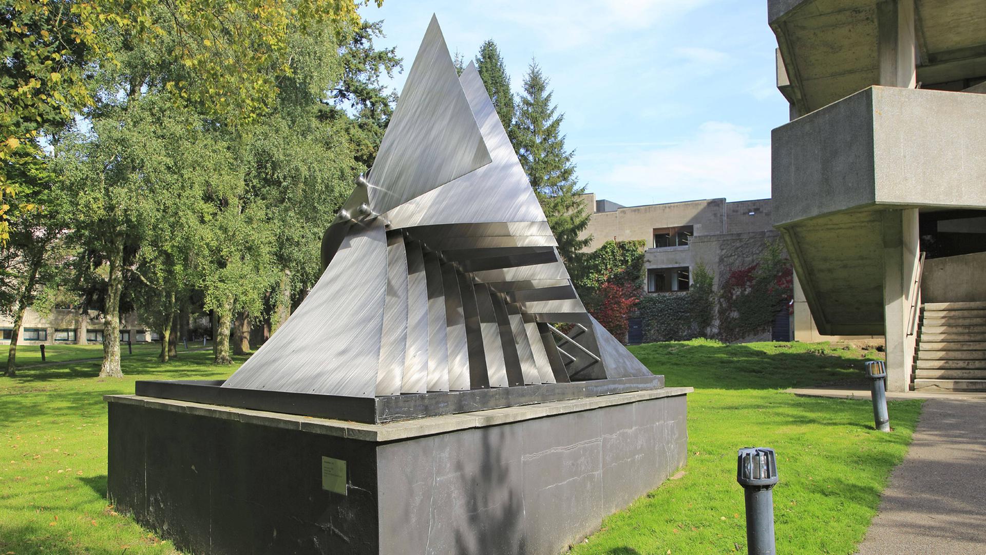 Eine Skulptur von 1982 aus rostfreiem Stahl der Künstlerin Liliane Lijin auf dem Campus der Universität East Anglia, Norwich, Norfolk, England Eine Skulptur von 1982 aus rostfreiem Stahl der Künstlerin Liliane Lijin auf dem Campus der Universität East Anglia, Norwich, Norfolk, England