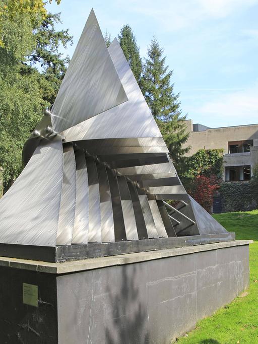 Eine Skulptur von 1982 aus rostfreiem Stahl der Künstlerin Liliane Lijin auf dem Campus der Universität East Anglia, Norwich, Norfolk, England
