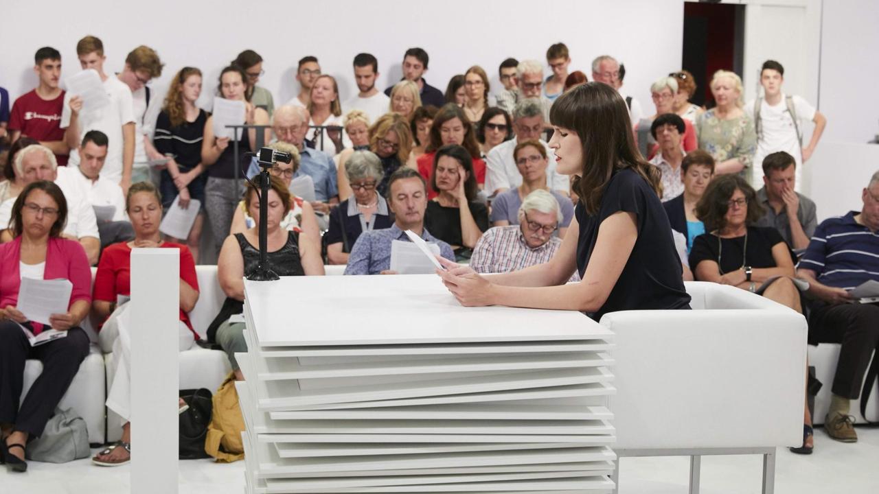 Die Schriftstellerin Katharina Schultens liest vor Publikum beim Klagenfurter Ingeborg-Bachmann-Preis 2019 Die Schriftstellerin Katharina Schultens liest vor Publikum beim Klagenfurter Ingeborg-Bachmann-Preis 2019