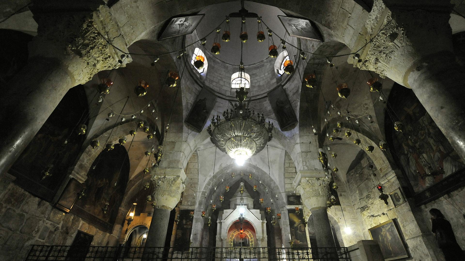 Die armenisch-orthodoxe Helenakapelle in der Grabeskirche in Jerusalem Die armenisch-orthodoxe Helenakapelle in der Grabeskirche in Jerusalem