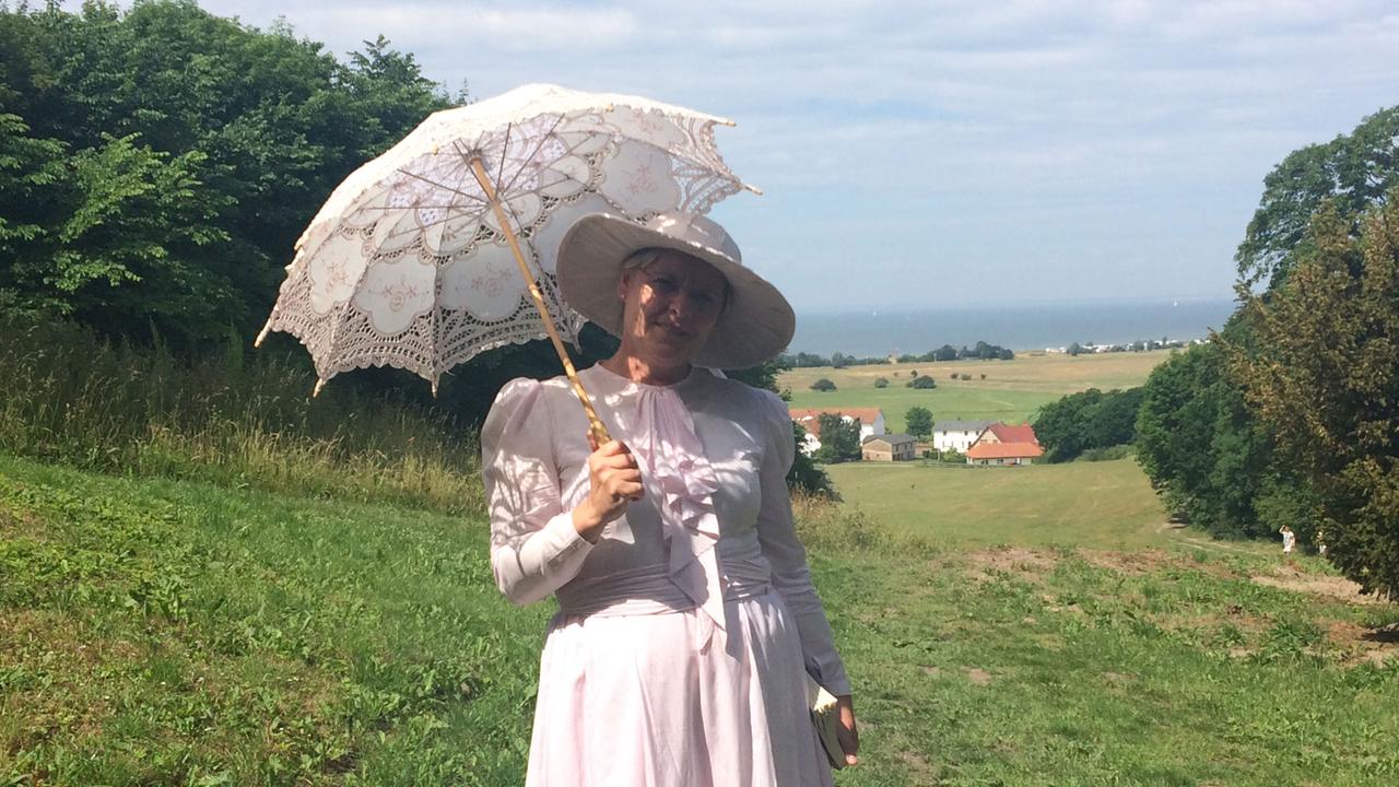 Silke Wilcke in ihrer Arbeitskleidung: seit 20 Jahren spielt die 49jährige die Rolle der Elizabeth von Arnim - bei Vorträgen und Führungen durch Rügens Seebäder.
Silke Wilcke in ihrer Arbeitskleidung: seit 20 Jahren spielt die 49jährige die Rolle der Elizabeth von Arnim - bei Vorträgen und Führungen durch Rügens Seebäder.