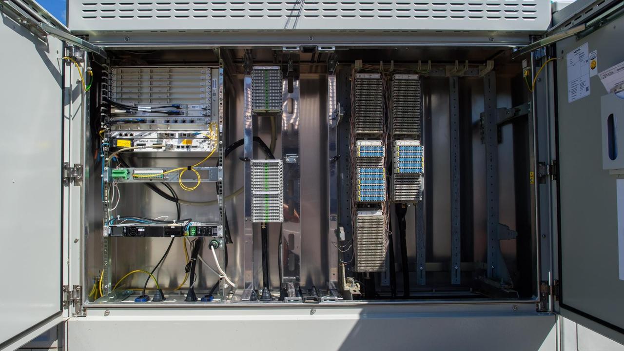 Das Innere eines Verteilerkastens: Links ist der Dsl-Port zu sehen, in der Mitte der Dsl-Portausgang und rechts dar alte Telefonkupferkabel-Verteiler mit seinen Überspannungsschützern, aufgenommen in Könnern im Salzlandkreises Das Innere eines Verteilerkastens: Links ist der Dsl-Port zu sehen, in der Mitte der Dsl-Portausgang und rechts dar alte Telefonkupferkabel-Verteiler mit seinen Überspannungsschützern, aufgenommen in Könnern im Salzlandkreises