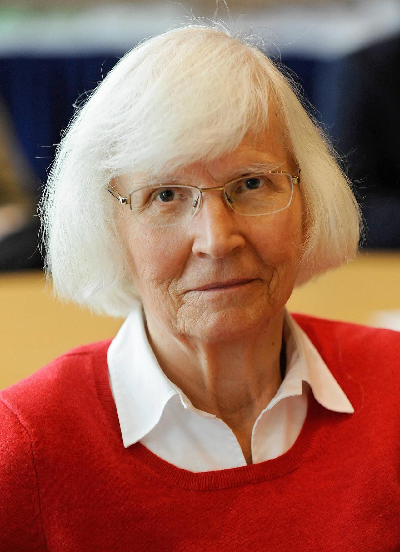 Die ehemalige Präses des ostdeutschen Kirchenbundes, Rosemarie Cynkiewicz, bei der Synodentagung der Evangelischen Kirche in Deutschland (EKD) in Dresden am Dienstag (11.11.14) Die ehemalige Präses des ostdeutschen Kirchenbundes, Rosemarie Cynkiewicz, bei der Synodentagung der Evangelischen Kirche in Deutschland (EKD) in Dresden am Dienstag (11.11.14)