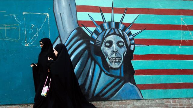 Ein Graffito zeigt die Freiheitsstatue mit Totenkopf und die US-Flagge stilisiert mit roten und hellblauen Streifen.