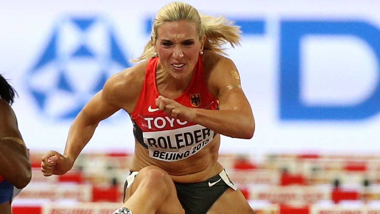 Cindy Roleder sprintet mit verbissenem Gesicht über eine Hürde. Sie ist von vorne zu sehen.