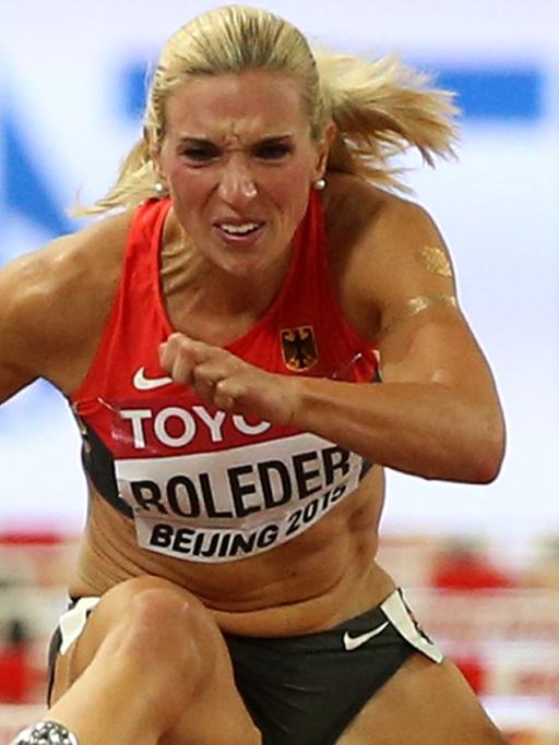 Cindy Roleder sprintet mit verbissenem Gesicht über eine Hürde. Sie ist von vorne zu sehen.